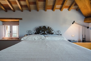 Appartement, balcon, vue colline | 2 chambres, lit parapluie, Wi-Fi gratuit, draps fournis