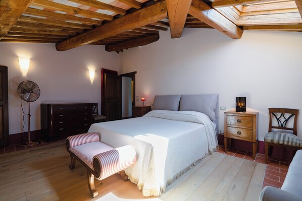 Appartement, balcon, vue colline