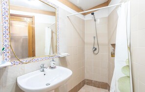 Shower, hair dryer - Lovely home in Ragusa with WiFi (Ragusa)