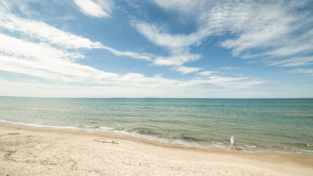 A beach with a clear sky and calm sea. - Nice home in Ragusa with house a panoramic view (Ragusa)