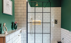 Een douche, een haardroger, handdoeken, zeep