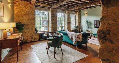 NEW luxury historic apartment, private garden, parking, dog-friendly, in Tetbury
