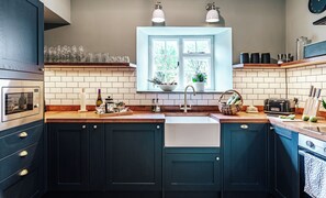 Een koelkast, een microgolfoven, een oven, een kookplaat