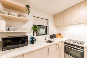 Wasserkocher mit Kaffee-/Teezubehör, Kühlschrank, Mikrowelle, Ofen