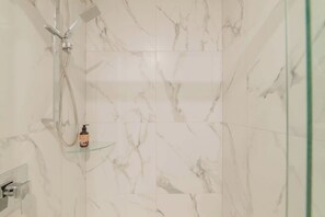 Dusche, Haartrockner, Handtücher, Shampoo