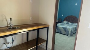 Familienchalet, Gartenblick | Wohnbereich | 32-Zoll-Fernseher mit Satellitenempfang