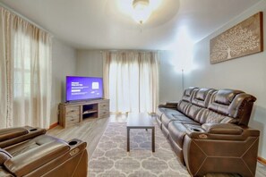 TV - Rustic Dover Private Getaway Near Lake! (Dover)