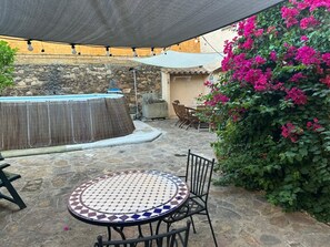 Outdoor dining - Charming house with swimming pool in the heart of a village 15 minutes from Girona. (Juià)