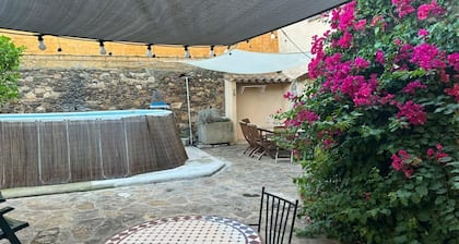 Charming house with swimming pool in the heart of a village 15 minutes from Girona.