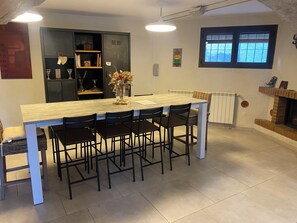 Dining - Charming house with swimming pool in the heart of a village 15 minutes from Girona. (Juià)