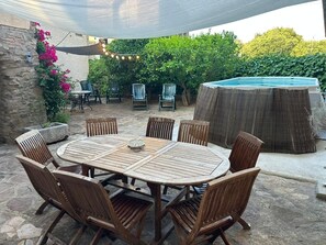 Outdoor dining - Charming house with swimming pool in the heart of a village 15 minutes from Girona. (Juià)