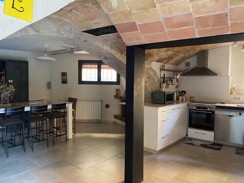 Charming house with swimming pool in the heart of a village 15 minutes from Girona.