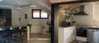 Charming house with swimming pool in the heart of a village 15 minutes from Girona.