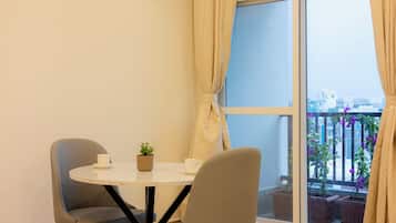 Comfort Studio Suite, Balcony | Living area | Smart TV
