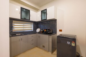 Comfort Studio Suite, Balcony | Private kitchen | Microwave, oven, electric kettle, cookware/dishes/utensils
