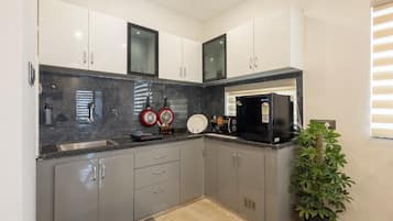 Executive Studio Suite, Balcony | Private kitchen