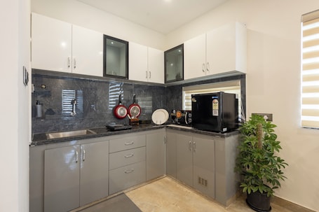 Executive Studio Suite, Balcony | Private kitchen | Microwave, oven, electric kettle, cookware/dishes/utensils