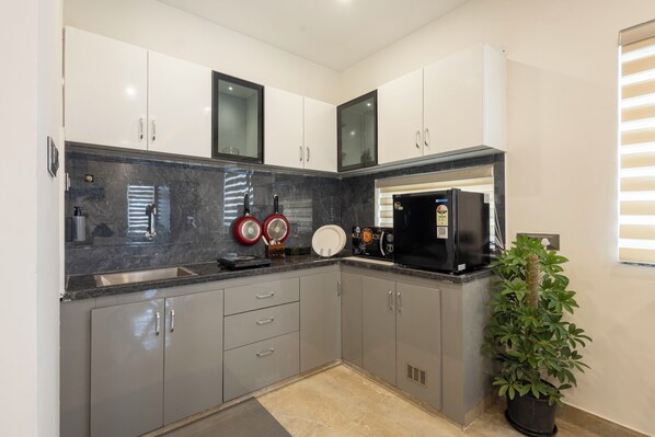 Executive Studio Suite, Balcony | Private kitchen | Microwave, oven, electric kettle, cookware/dishes/utensils