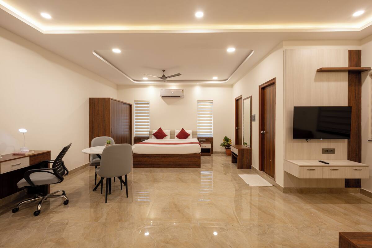 Classic Studio Suite | Minibar, desk, soundproofing, iron/ironing board (on request)