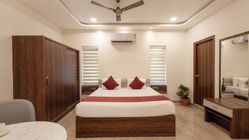 Suíte estúdio clássica | Frigobar, escrivaninha, quartos à prova de som