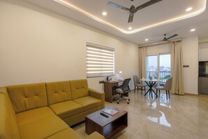 Estudi en suite Comfort, balcó | Sala d'estar | Televisor intel·ligent 