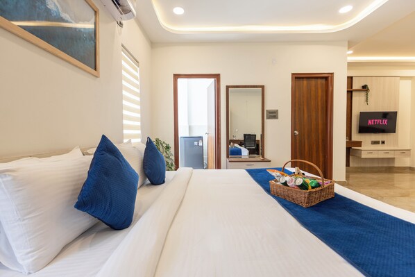 Executive Studio Suite, Balcony | 1 bedroom, minibar, desk, soundproofing