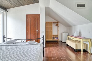 5 bedrooms, iron/ironing board, WiFi, bed sheets - Waterfront house overlooking Kotor Bay by MN Property (Kotor)