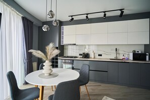 Fridge, microwave, oven, stovetop - Modern 1BR - Balcony - in Center by Torro Mall (Chișinău)