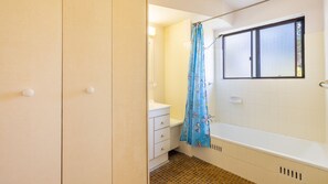 Bathroom - Promenade 9, 8 Intrepid Cl - spectacular water views, air conditioning (Nelson Bay)