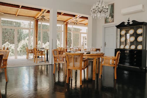 2 restaurants; breakfast, lunch and dinner served