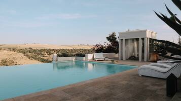 Piscina externa, funciona das 8h às 19h, guarda-sóis, espreguiçadeiras