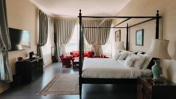 Suíte executiva, 1 quarto, vista para a piscina | Frigobar, cofres nos quartos, cortinas blackout, Wi-Fi de cortesia