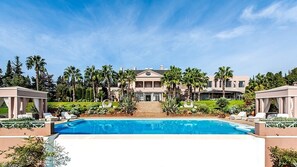 Piscina externa, funciona das 8h às 19h, guarda-sóis, espreguiçadeiras