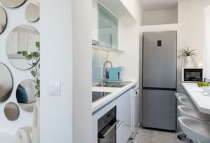 Fridge, microwave, dishwasher, coffee/tea maker