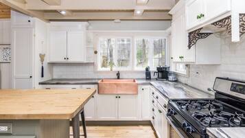 Microondas, horno, placa de cocina