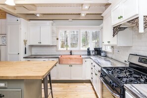 Microondas, horno, placa de cocina