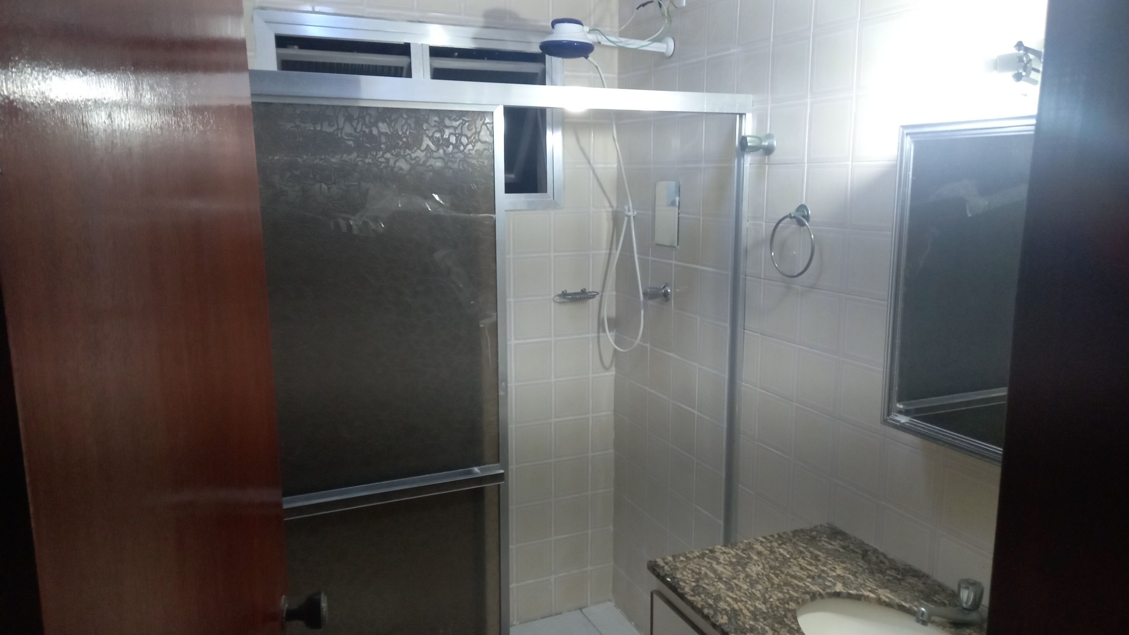 Chuveiro, secador de cabelo, papel higiênico 