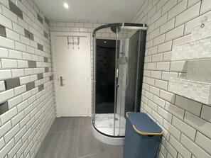 Douche, sèche-cheveux, serviettes fournies, savon