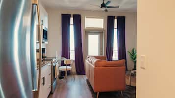 Een smart-tv en boeken