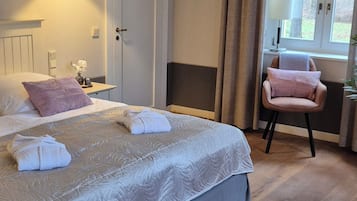 Kamar Double Deluks, pemandangan taman | Tirai kedap cahaya, kedap suara, dan Wi-Fi gratis