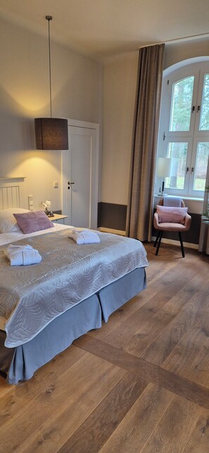 Deluxe Double Room, Park View | Blackout drapes, soundproofing, free WiFi - Schloss Hohenbocka (Hohenbocka)