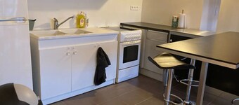 500 metres from the exhibition centre, large apartment with fitted kitchen