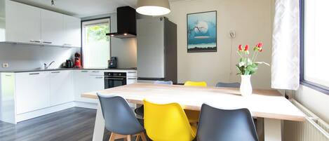 Micro-ondes, lave-vaisselle, cafetière/bouilloire, tables à manger