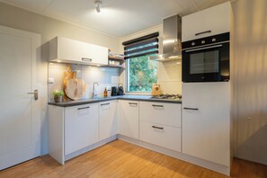 Micro-ondas, lava-louças, cafeteira/chaleira, mesas de jantar