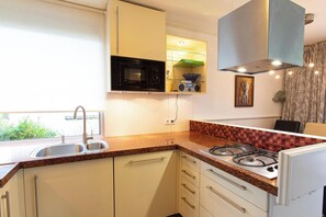 Micro-ondes, lave-vaisselle, cafetière/bouilloire, tables à manger