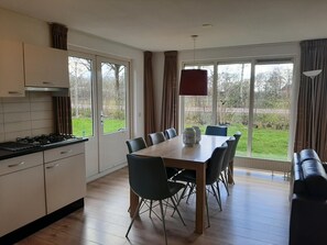 Micro-ondes, lave-vaisselle, cafetière/bouilloire, tables à manger
