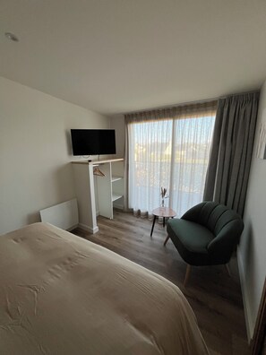 5 bedrooms, iron/ironing board, travel cot, free WiFi