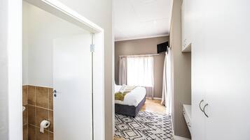 Condo superior, vista para o jardim | 2 quartos, escrivaninha, ferros/tábuas de passar roupa