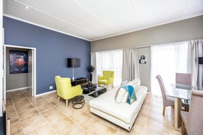 Leilighet – superior, hageutsikt | Oppholdsområde | TV