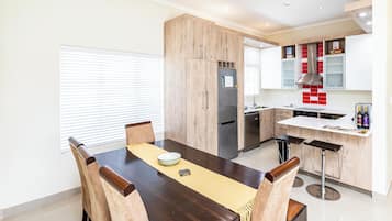 Superior Villa, Garden View | Dining room